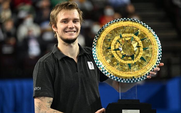 正携手逐梦 正携手逐梦